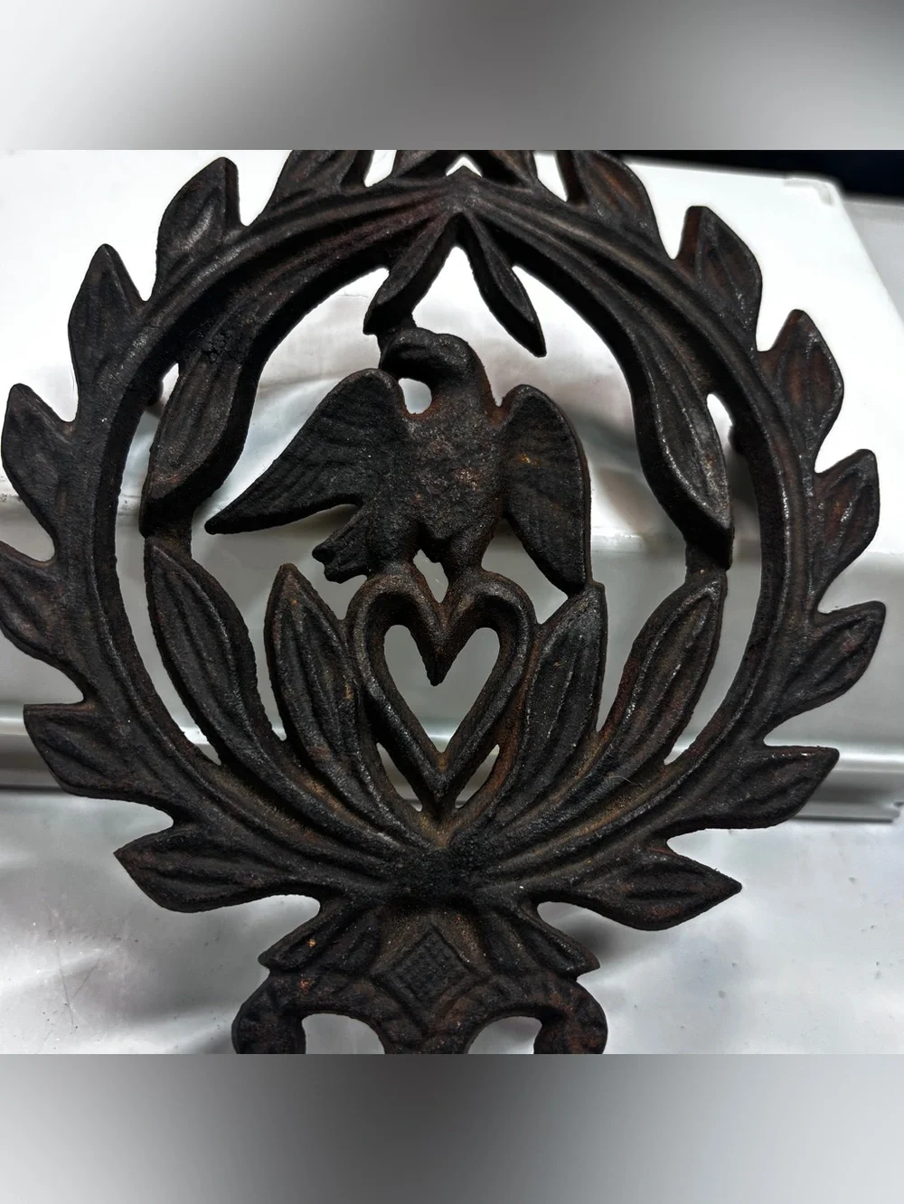 Vintage 1949 J.Z.H. Cast Iron Trivet Eagle & Heart Wreath Americana heart - Picture 2 of 10